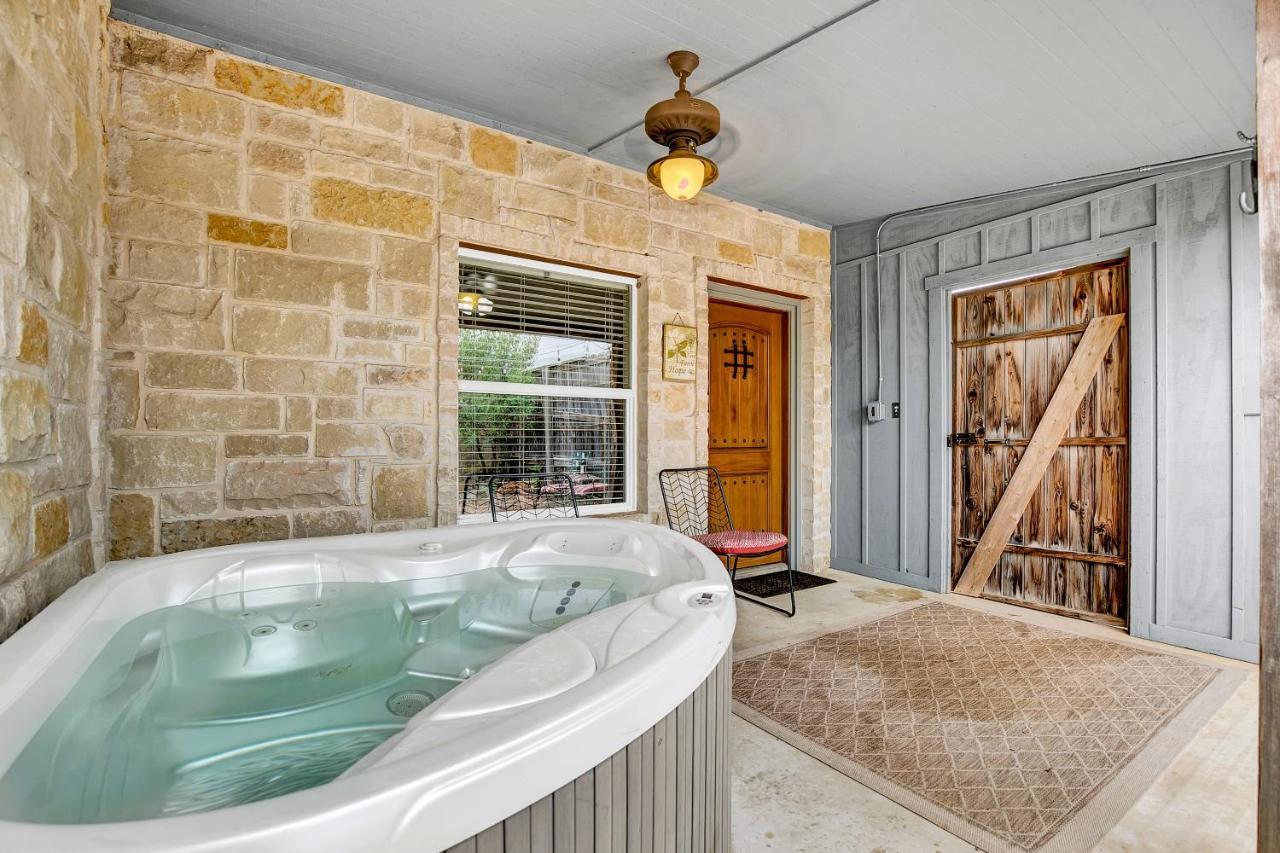 Romantic Oasis With Hot Tub Near Fred And Wineries! เฟรเดอริกส์เบิร์ก ภายนอก รูปภาพ