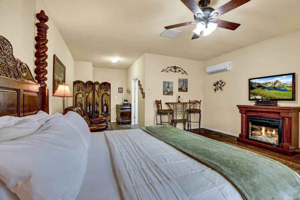 Romantic Oasis With Hot Tub Near Fred And Wineries! เฟรเดอริกส์เบิร์ก ภายนอก รูปภาพ